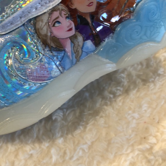 Frozen 2 Light up shoes! - Picture 12 of 15